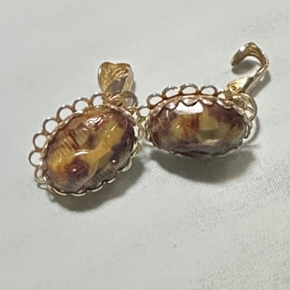 Vintage, gold tone, carved cameo of a pharaoh, clip on earrings - Picture 5 of 13